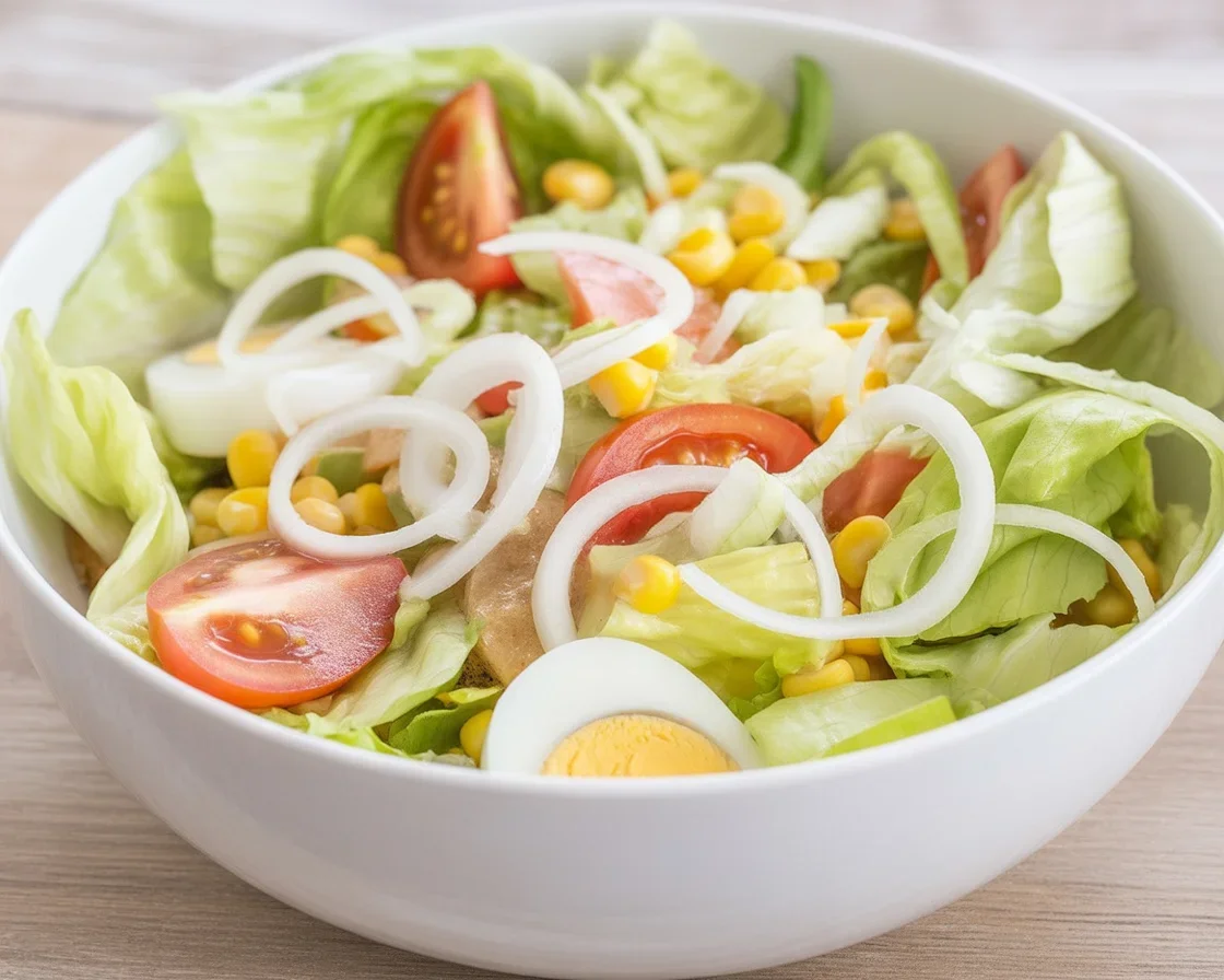 Ensalada mixta con lechuga, tomate, atún, y huevos, una receta fresca y saludable.