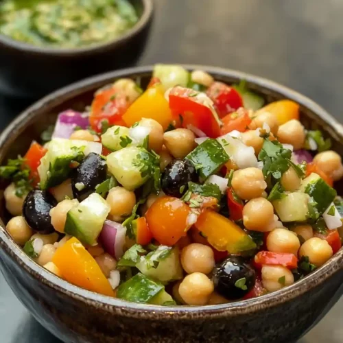 Ensalada de garbanzos mediterránea con salsa chimichurri