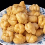 Deliciosos buñuelos de viento crujientes y esponjosos, una receta tradicional mexicana.