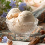 Helado de avellana casero en un tazón, ideal para disfrutar en verano.