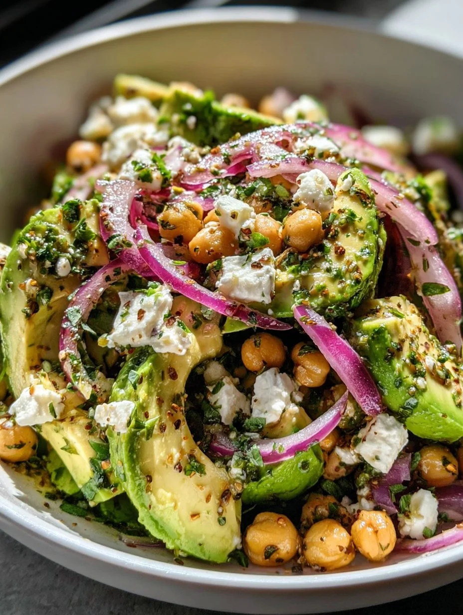 Ensalada de garbanzos con feta y aguacate en un plato colorido