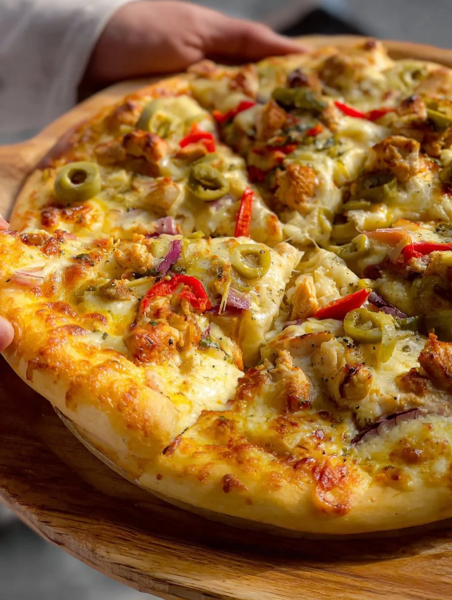 Pizza casera de pollo con queso crujiente recién horneada