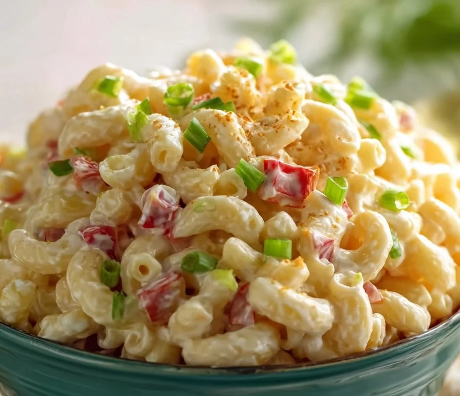 Ensalada clásica de macarrones fácil con verduras y mayonesa