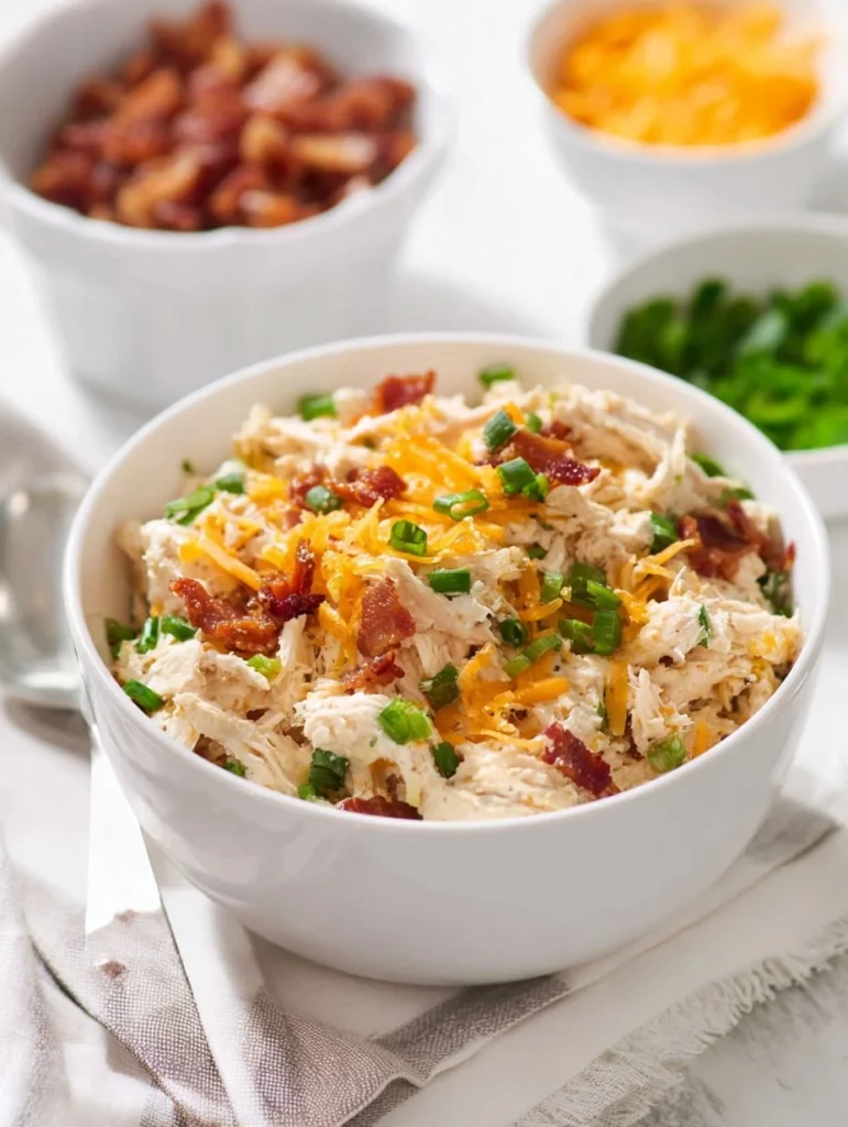Ensalada de pollo con bacon, rancho y cheddar, baja en carbohidratos