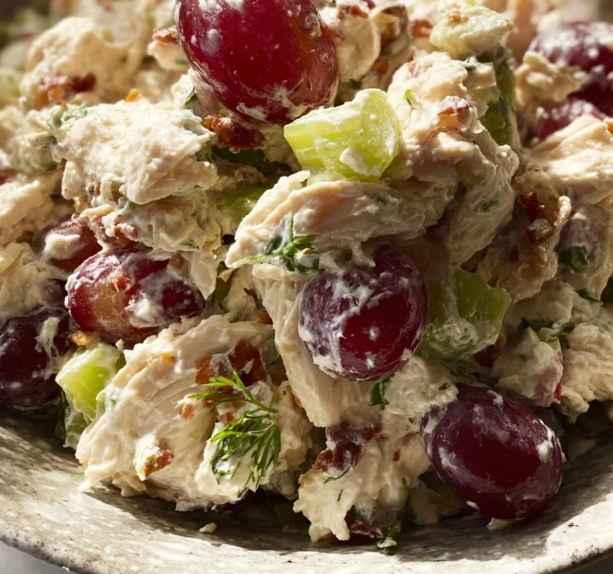 Ensalada de pollo saludable con verduras frescas y aderezo ligero.