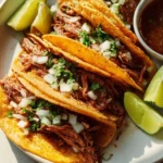 Tacos de birria preparados con carne suave y salsa sabrosa