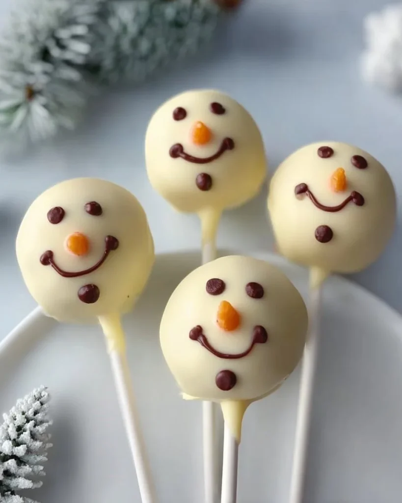 Bolas de Pastel de Muñeco de Nieve decoradas y listas para disfrutar en una mesa navideña