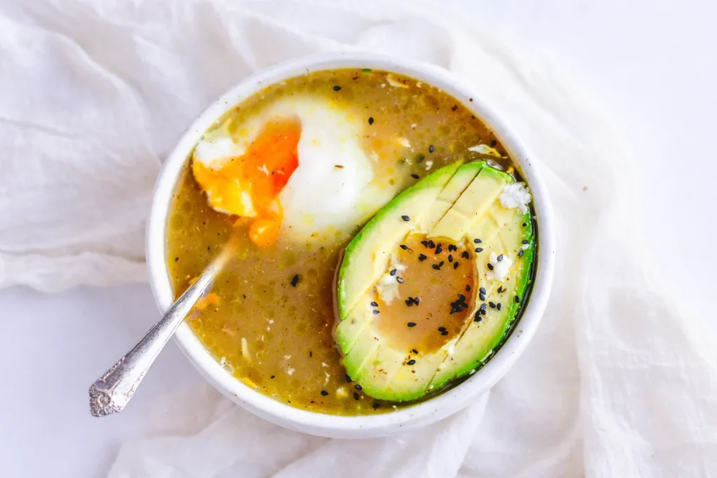 Plato de caldo de huesos de pollo caliente y nutritivo