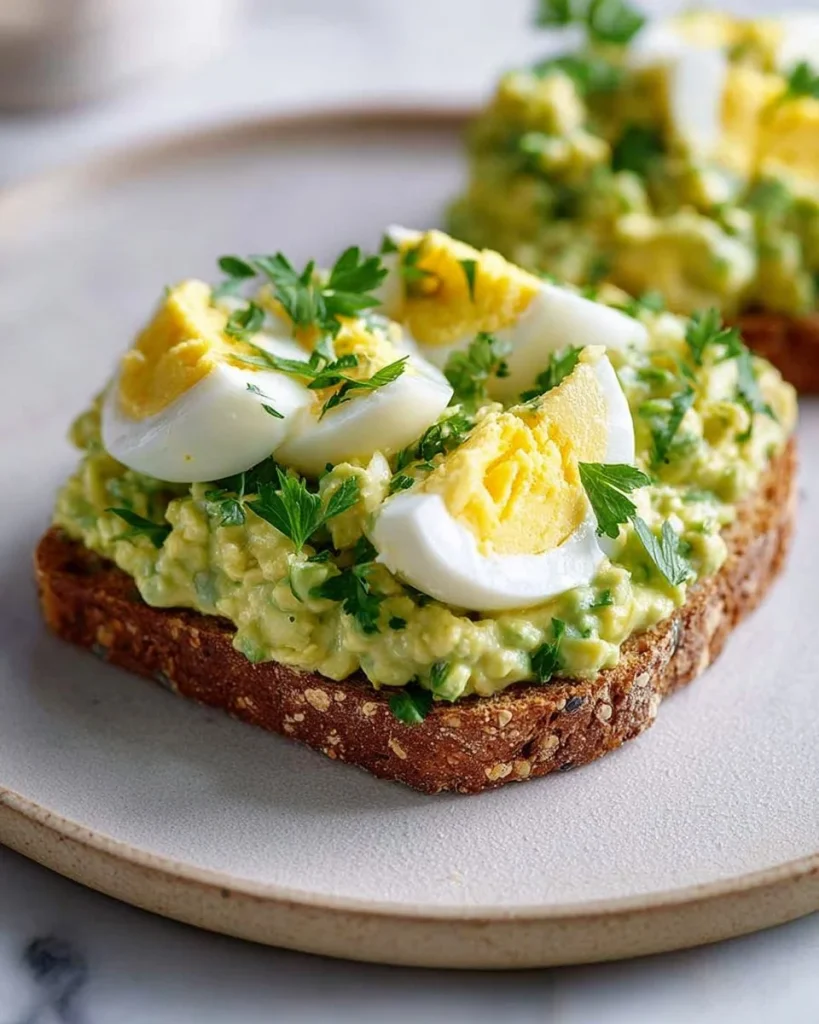 Ensalada de huevo con aguacate mediterráneo, sencilla y picante, en un plato