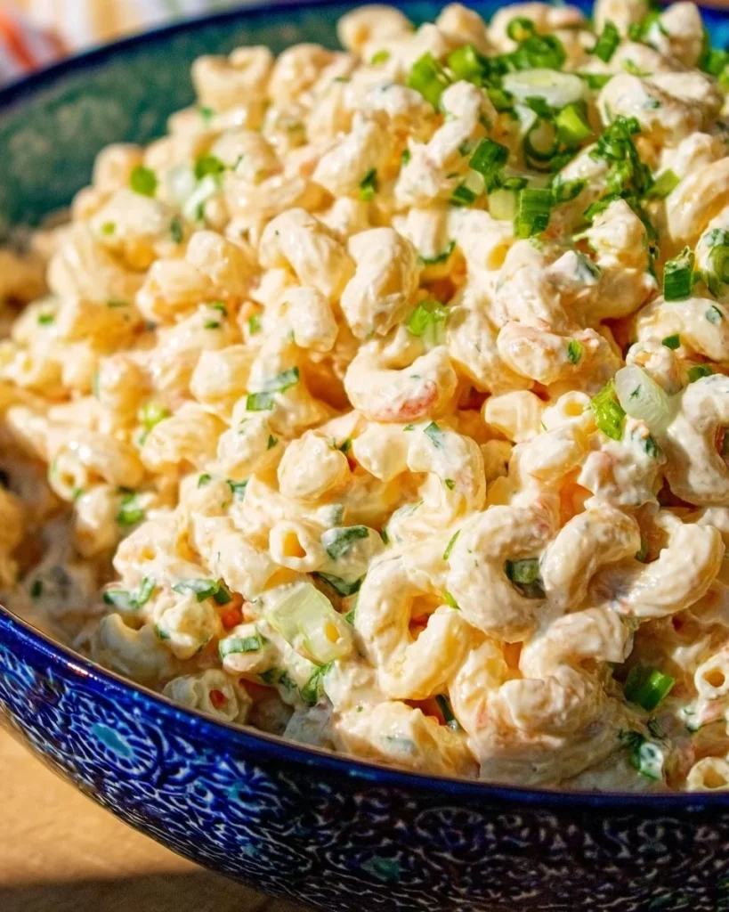Ensalada de macarrones clásica a la hawaiana en un plato colorido y fresco.
