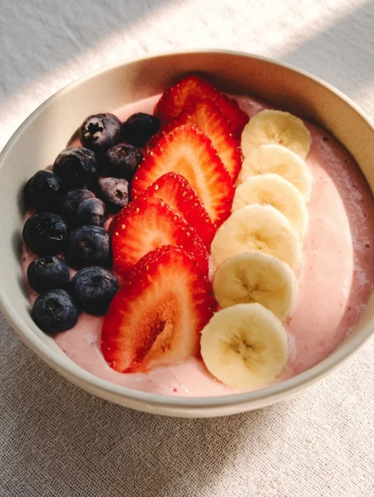 Tazón de batido de frutas con yogur griego, fácil y rápido de preparar