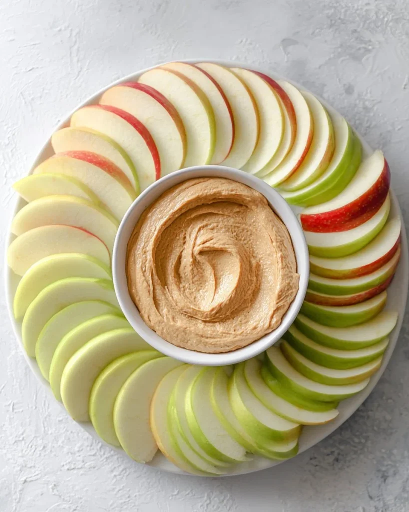 Dip de yogur de mantequilla de maní servido con rodajas de manzana