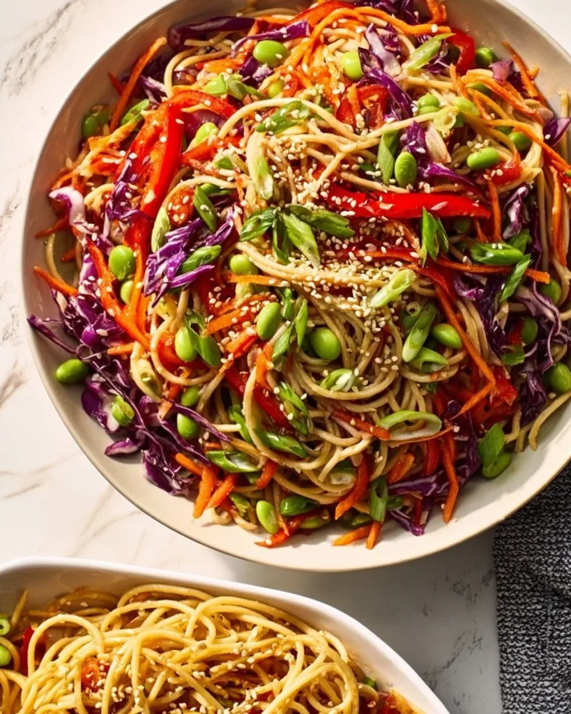 Ensalada de fideos de sésamo con verduras frescas y aderezo ligero