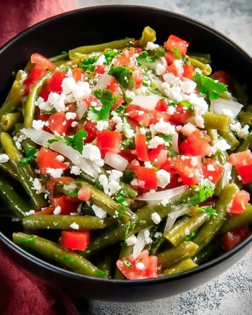 Ensalada de nopales con queso panela fresca y colorida en un plato