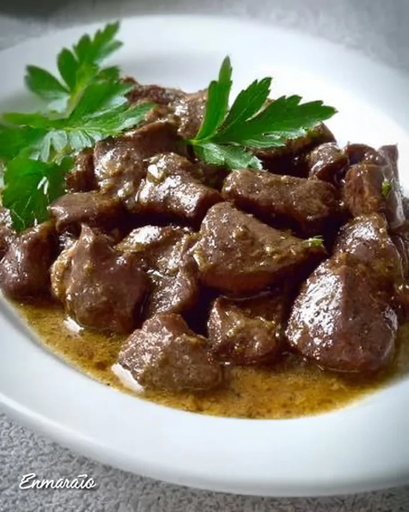 Higaditos de pollo encebollados al jerez, un plato delicioso y fácil de preparar.