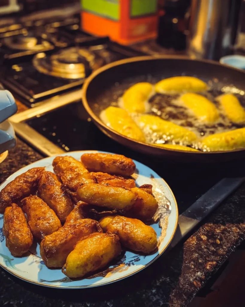 Platanitos rellenos de queso hebra servidos con acompañamientos