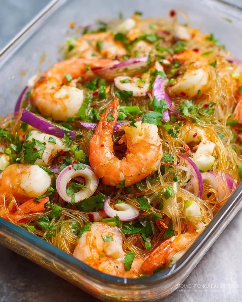 Delicioso Yum Woon Sen, ensalada tailandesa de fideos con sabor fresco y vibrante.
