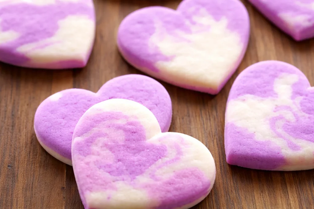 Galletas de azúcar veteadas rosadas decoradas para el Día de San Valentín