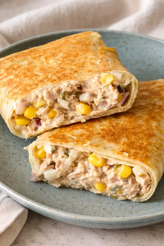 Wrap de atún saludable con vegetales frescos y aderezo ligero