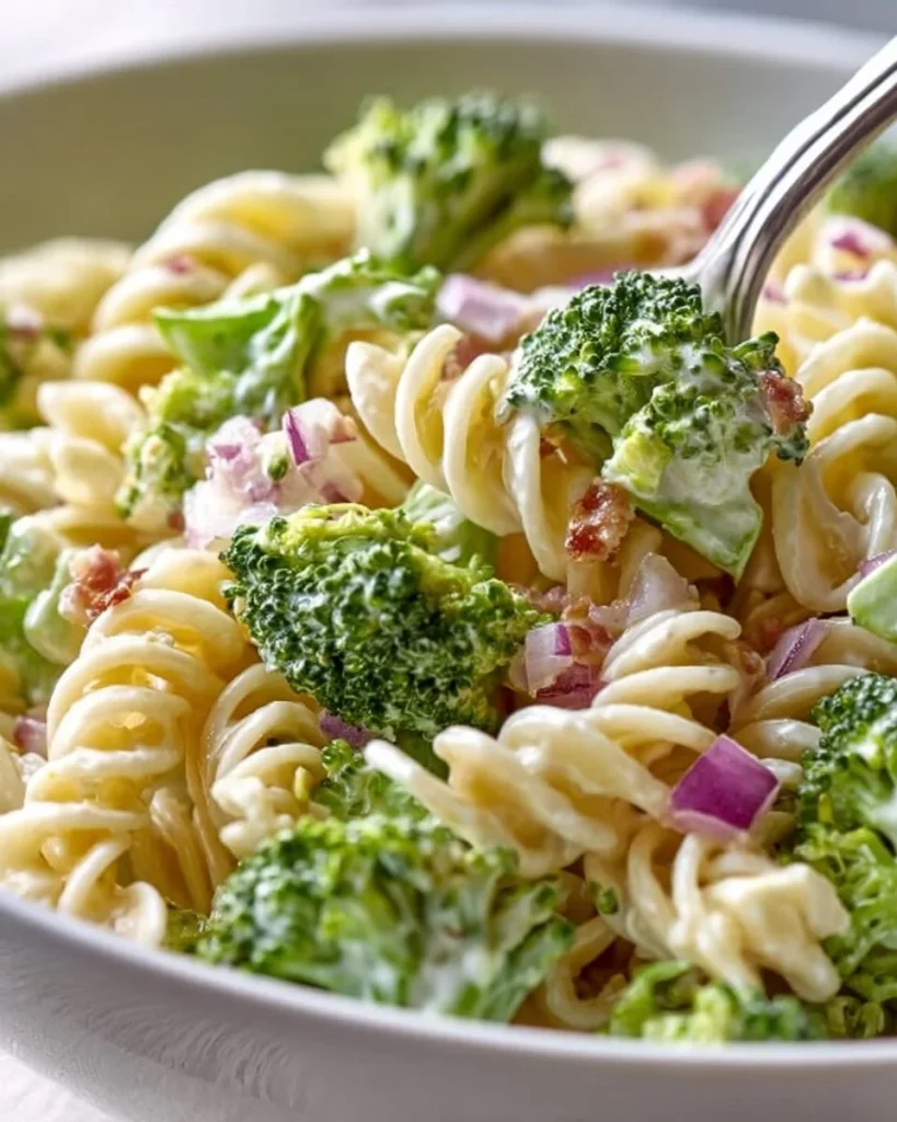 Ensalada de pasta con brócoli fresca y colorida preparada en un plato.