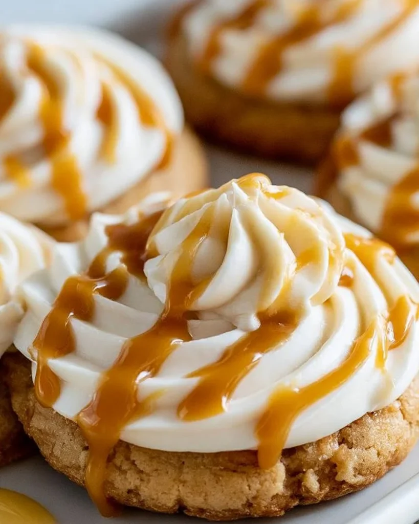 Galletas de queso crema con caramelo salado estilo Crumbl en casa.