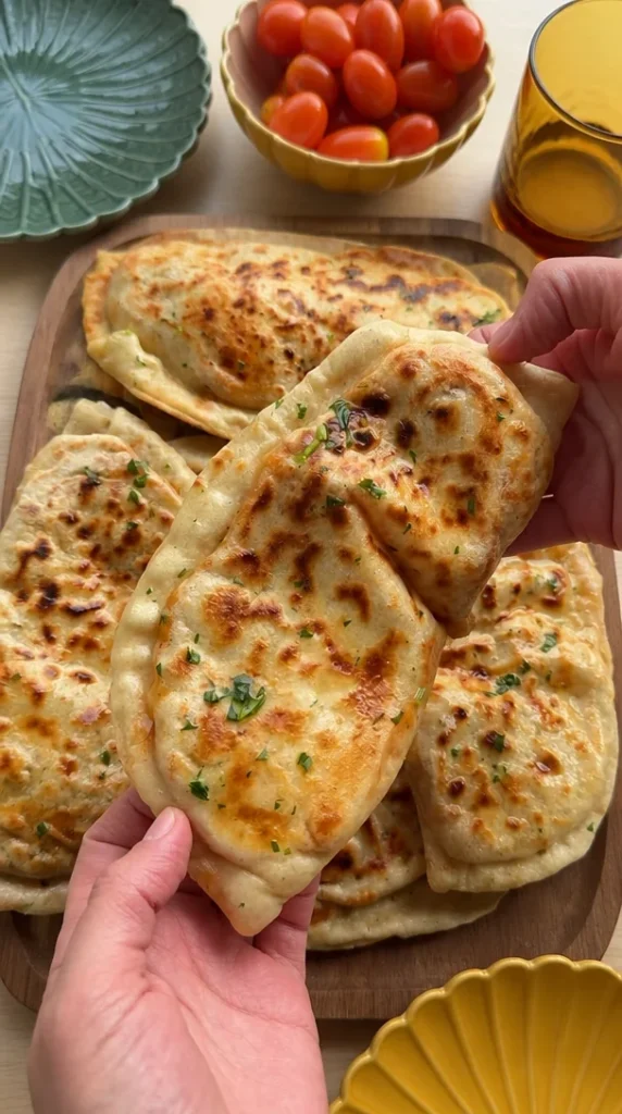 Plato de pan plano con pollo a la mantequilla, una receta deliciosa.