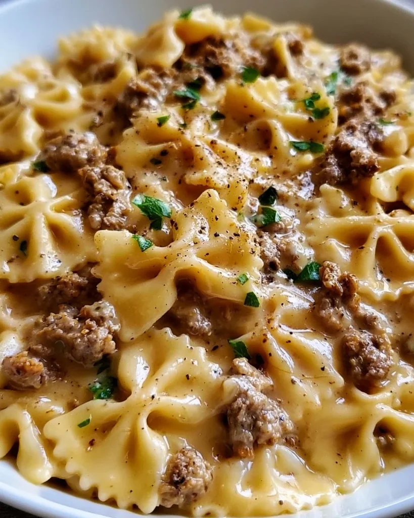 Pasta Cremosa con Carne Molida servida en un plato blanco