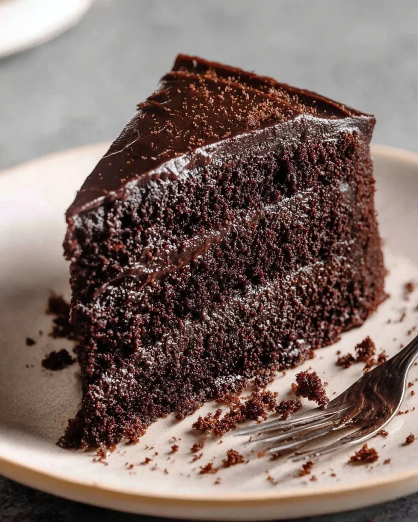 Delicioso pastel de espresso de chocolate decorado con crema y granos de café.