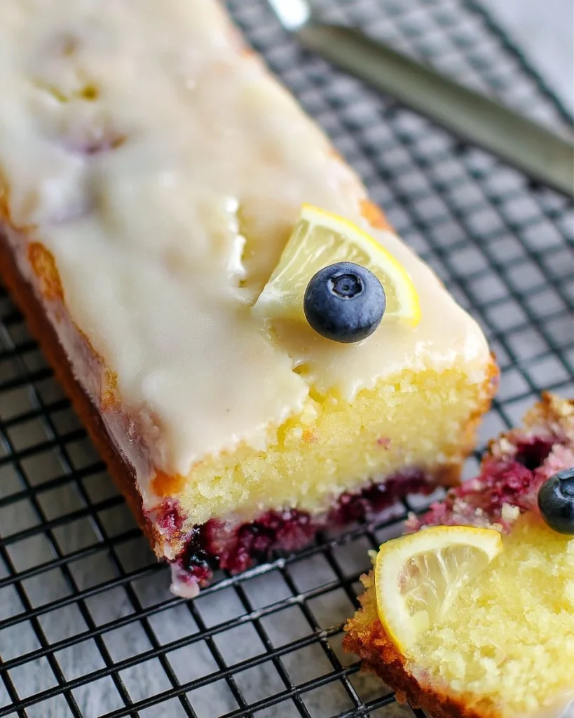 Pastel de Limón y Arándano en bandeja, un postre fresco y delicioso.