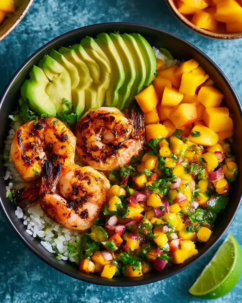 Tazón de camarones y aguacate con salsa de mango y lima servido en un plato atractivo