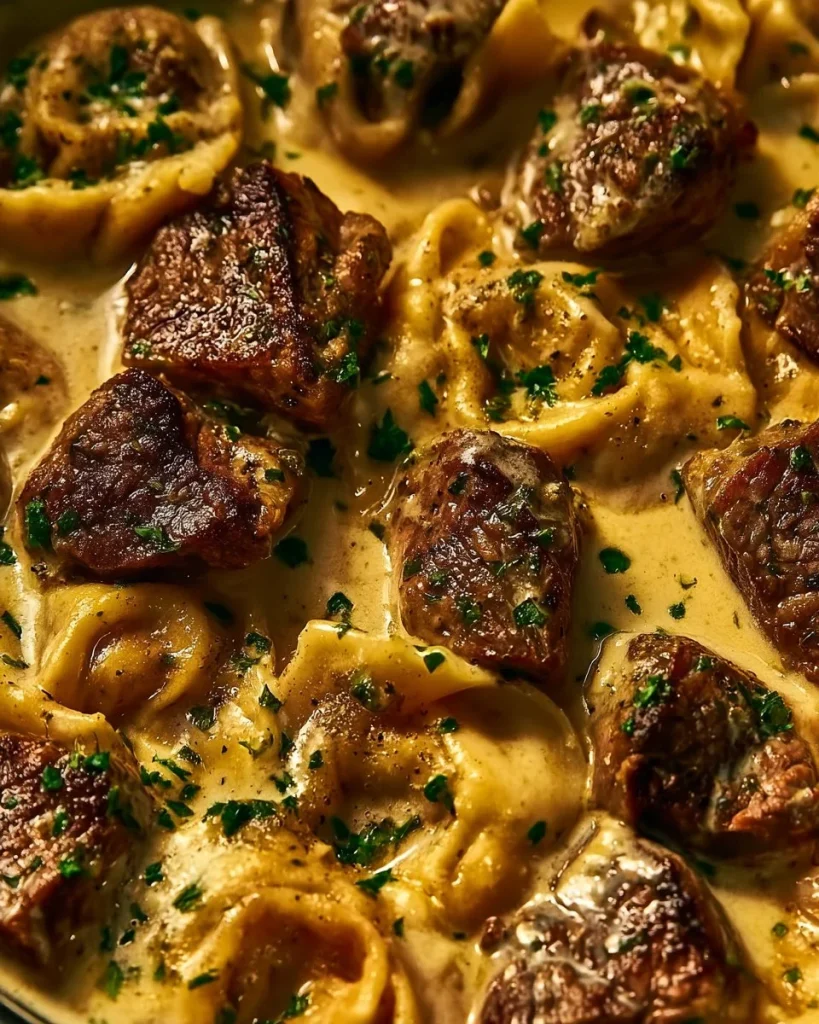 Tortellini de Bistec con Ajo al Horno en Salsa Cremosa