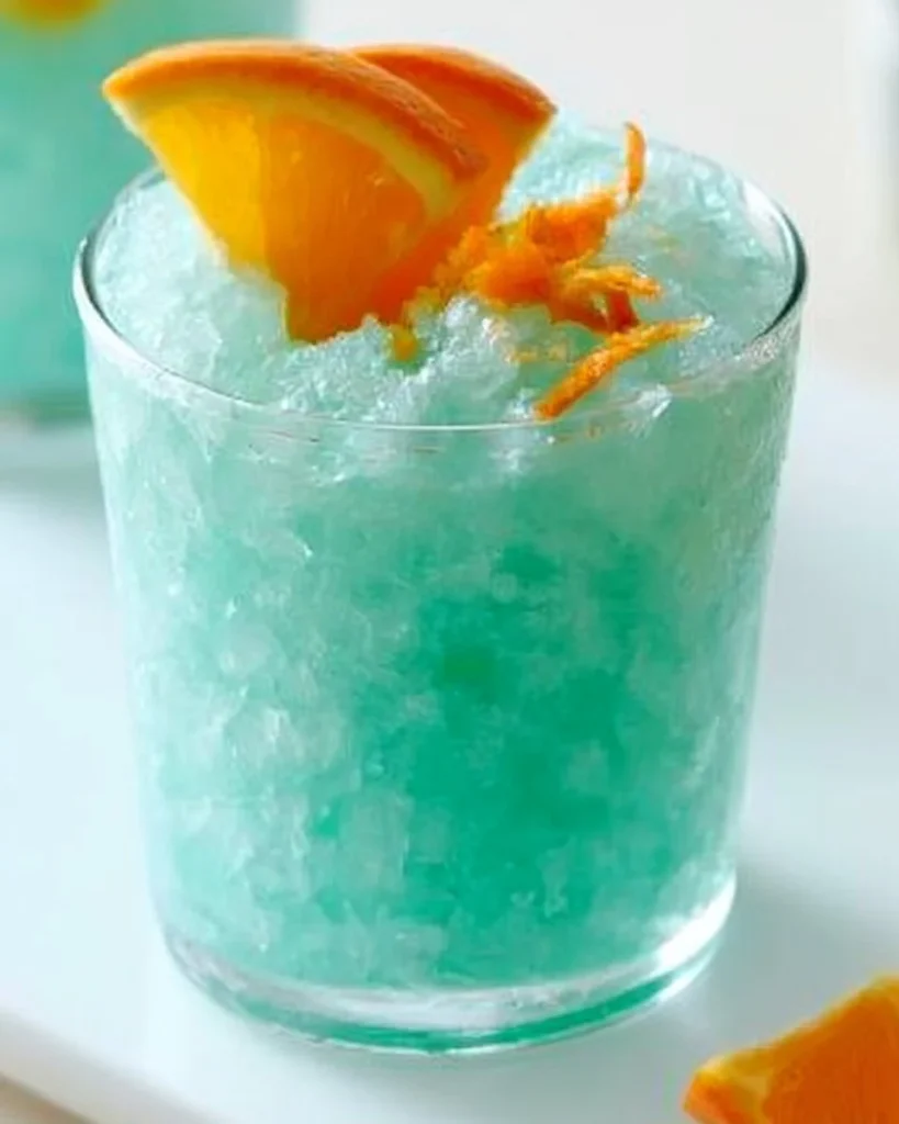 Cóctel Azul Hawaiano sin alcohol en un vaso decorativo
