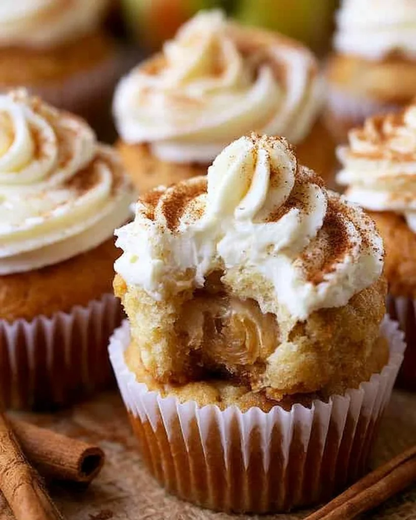 Cupcakes de tarta de manzana decorados con caramelo y canela