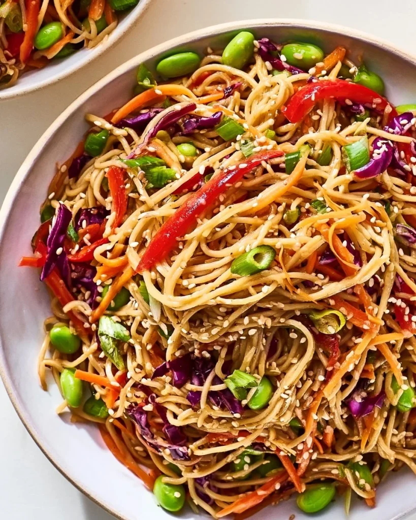 Ensalada de fideos con sésamo y verduras coloridas