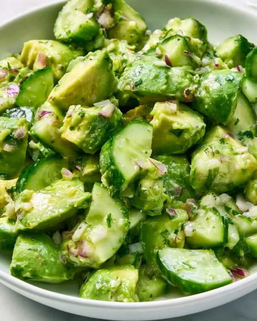 Ensalada de pepino y aguacate lista en 10 minutos, saludable y refrescante.
