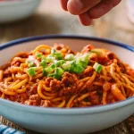 Plato de espagueti vaquero con ingredientes frescos y coloridos