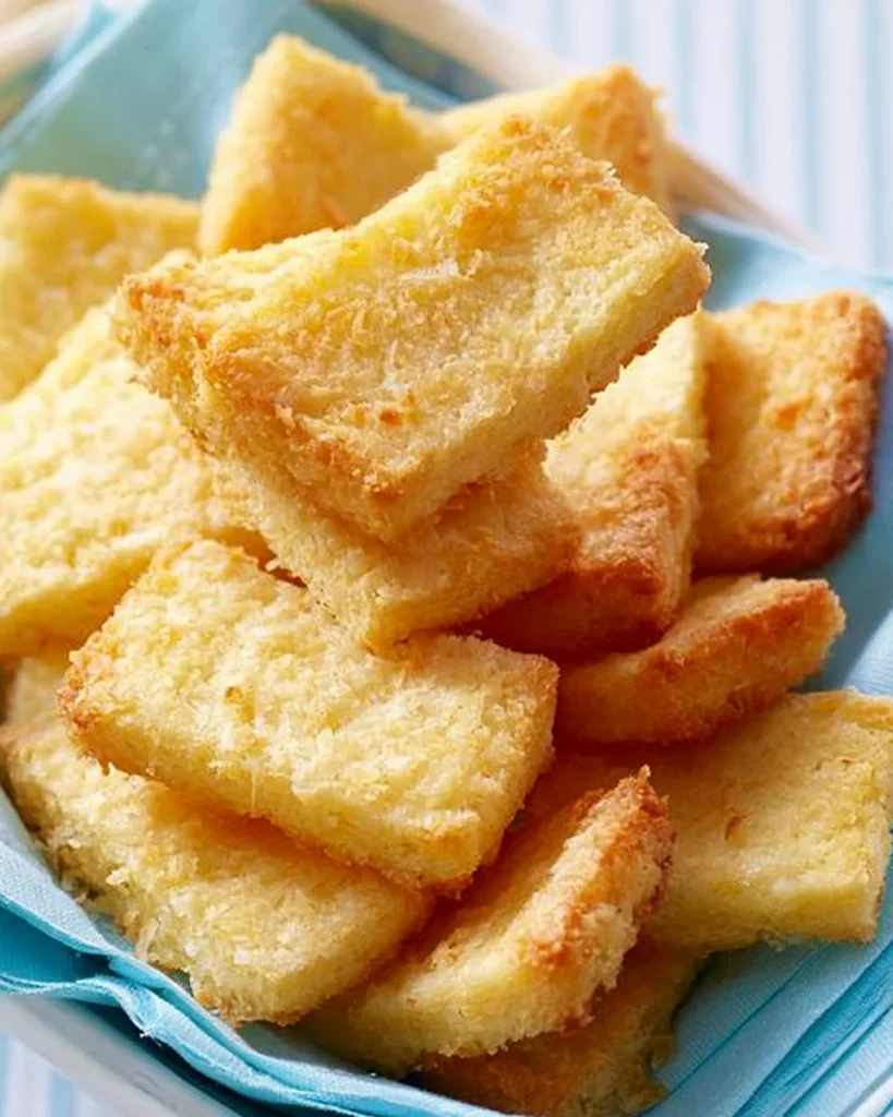 Galletas de mantequilla y coco recién horneadas en un plato.