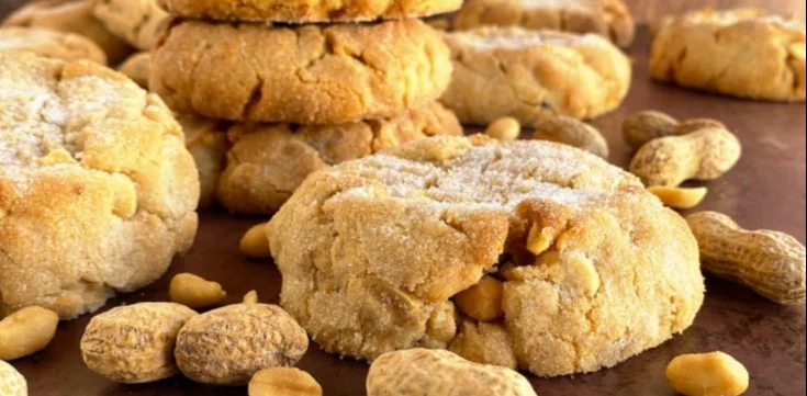 Galletas gourmet de mantequilla de maní gruesas en un plato.