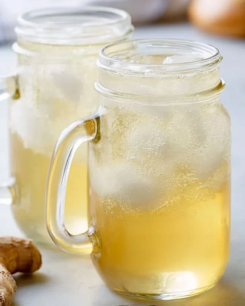 Botella de Ginger Ale Casera en un fondo colorido y refrescante