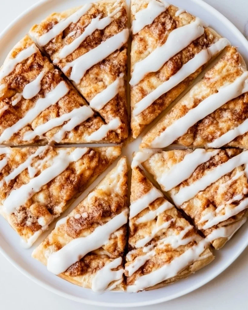 Pizza de Canela con canela, masa crujiente y cobertura dulce.