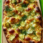Pizza de pepinillos en vinagre con ingredientes frescos y crujientes