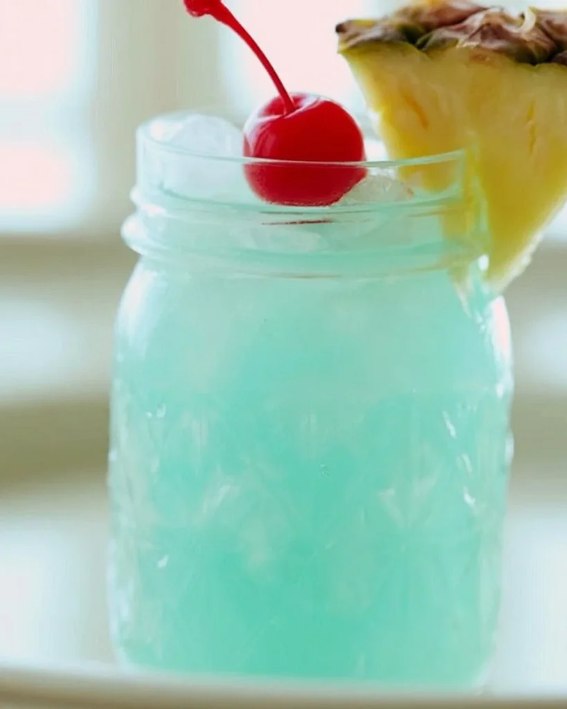 Receta de Mocktail Azul Hawaiano con ingredientes frescos y divertidos.