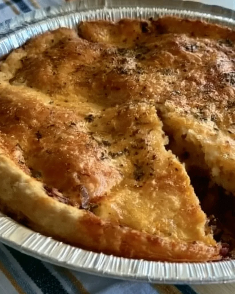 Delicioso pastel de tomate con una presentación atractiva y apetitosa.