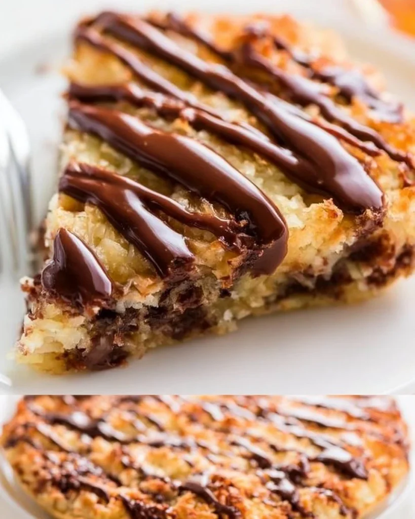 Tarta Samoa con chocolate y coco en un plato.