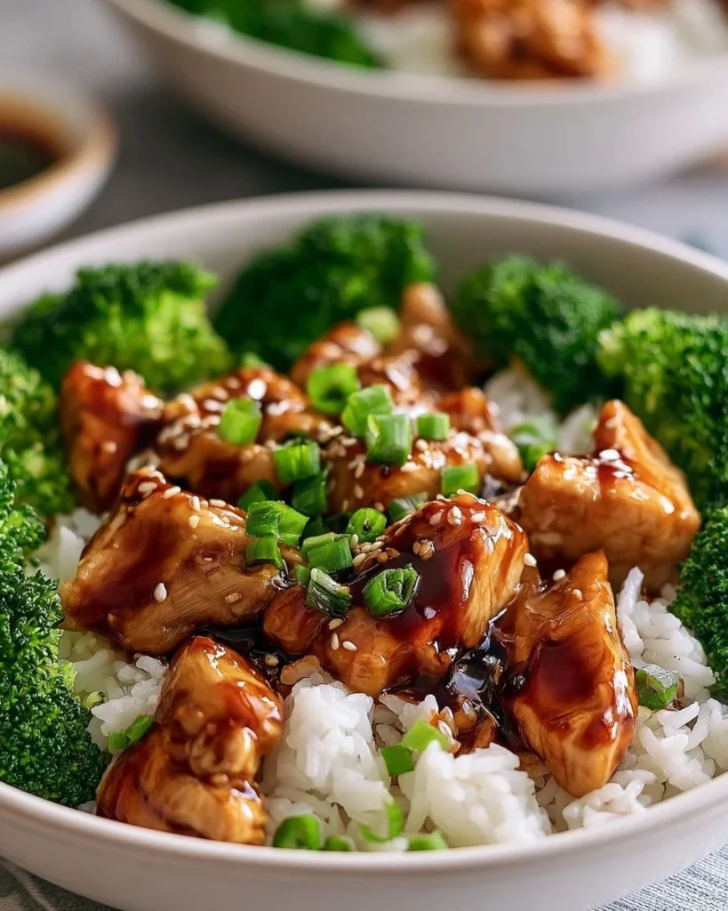 Tazón de arroz con pollo teriyaki, una receta sabrosa y fácil de preparar.