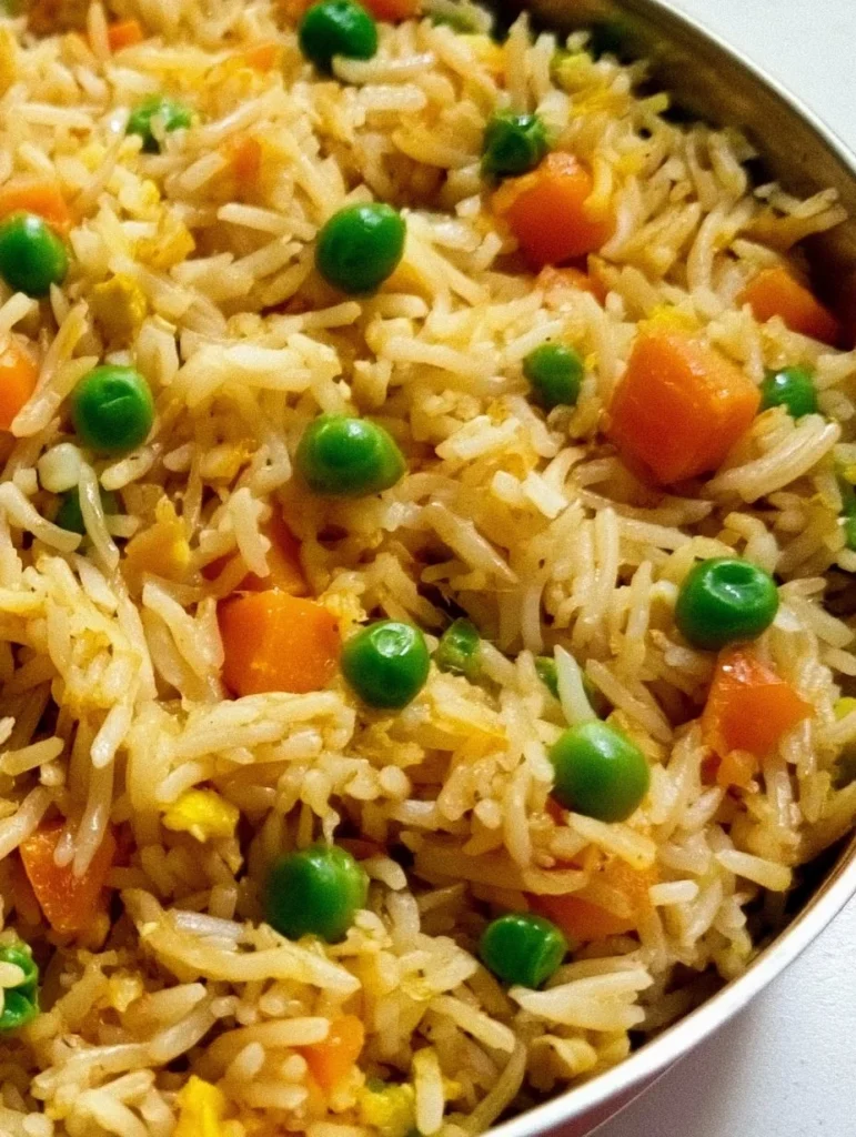 Plato de arroz frito al curry con verduras y especias