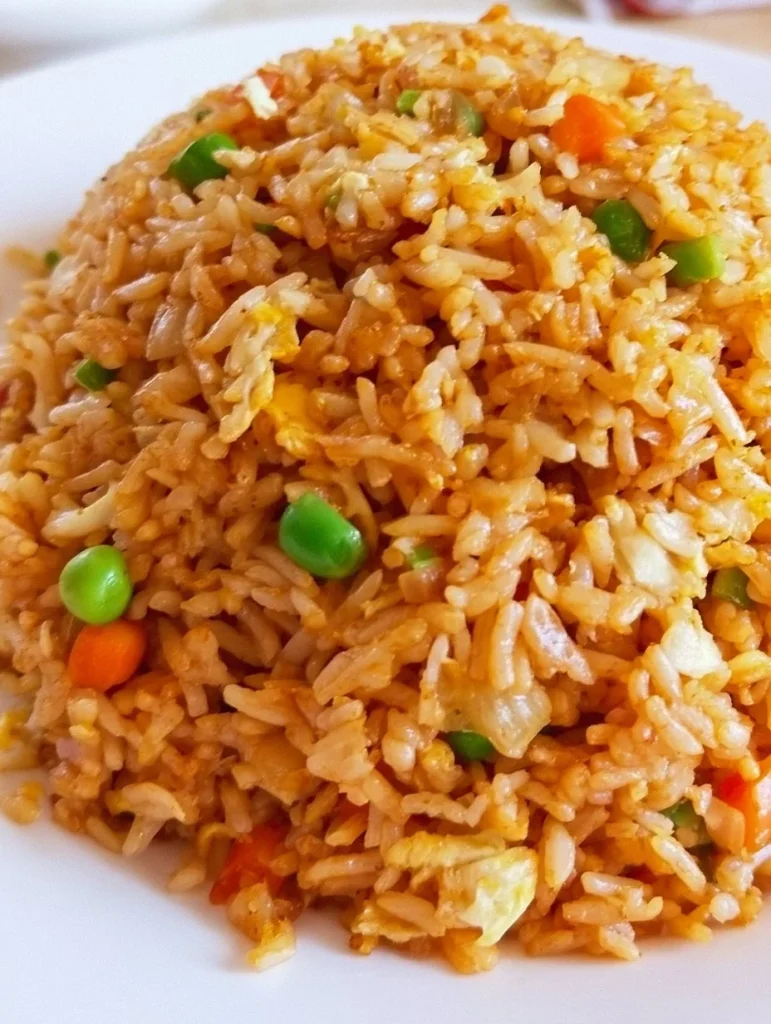 Plato de Arroz Frito con Huevos Fácil decorado con verduras frescas