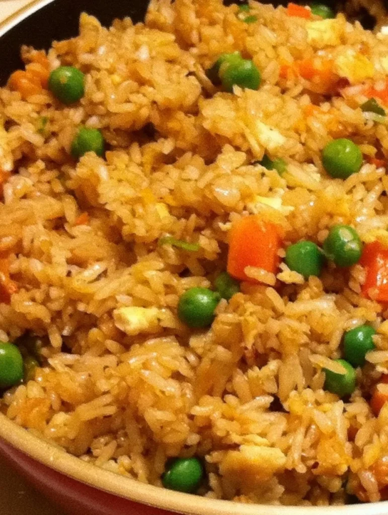 Arroz frito con pollo cocinado en olla a presión