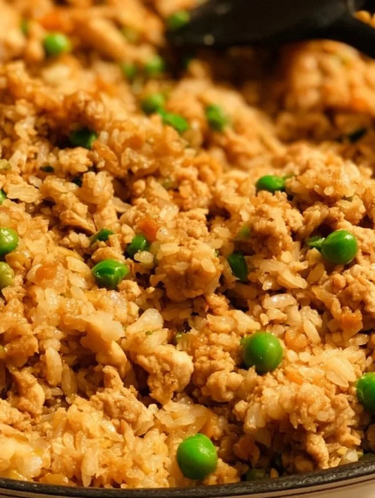 Plato de Arroz Frito con Pollo Molido servido en un elegante plato