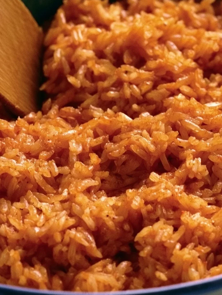 Plato de Arroz Mexicano decorado con verduras y especias